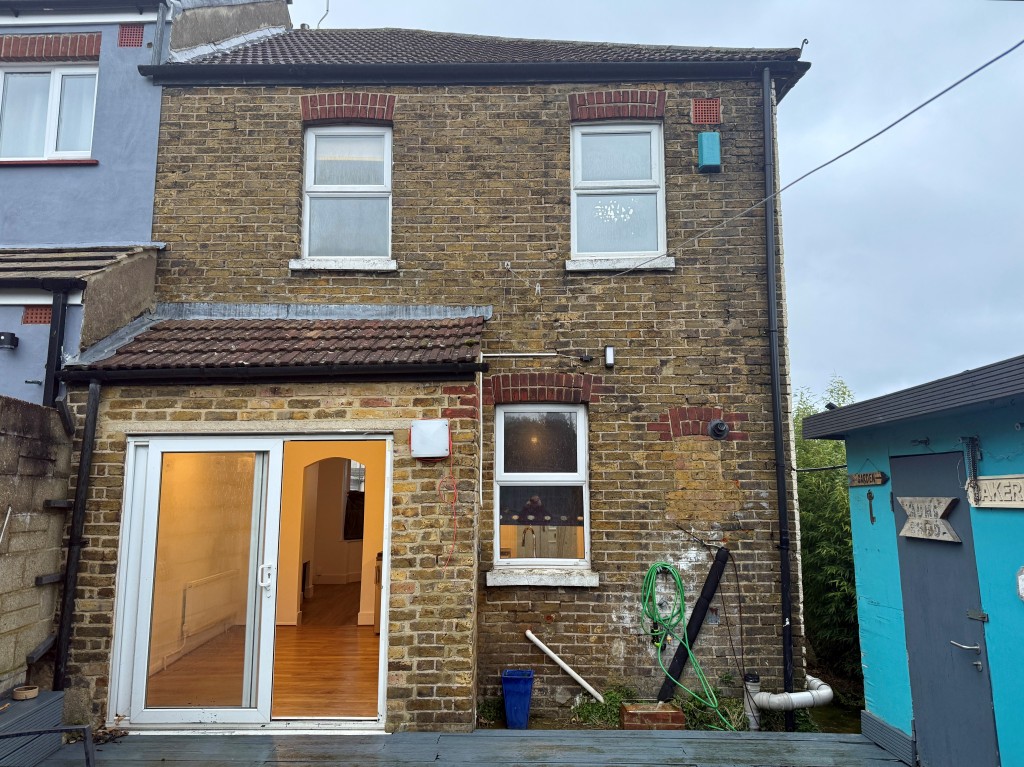 Lot: 153 - VACANT THREE-BEDROOM HOUSE - Rear of house